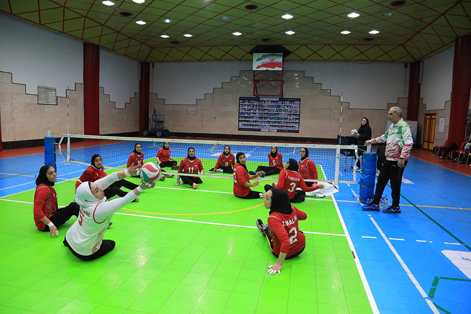 بازدید رئیس فدراسیون و مسئولین ایفمارک از تمرینات بانوان والیبال نشسته