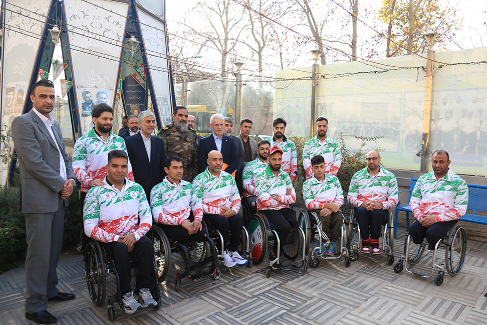 اهدای پیراهن تیم ملی بسکتبال با ویلچر مردان به وزیر ورزش و جوانان