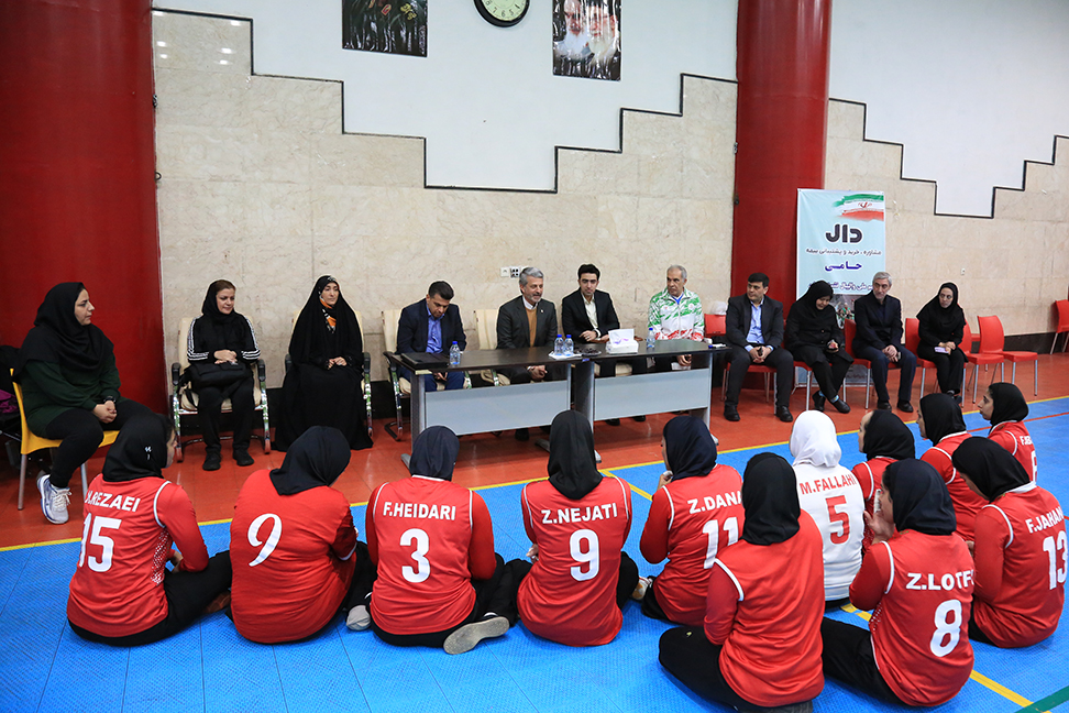 بازدید رئیس فدراسیون و مسئولین ایفمارک از تمرینات بانوان والیبال نشسته