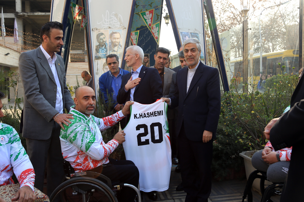 اهدای پیراهن تیم ملی بسکتبال با ویلچر مردان به وزیر ورزش و جوانان